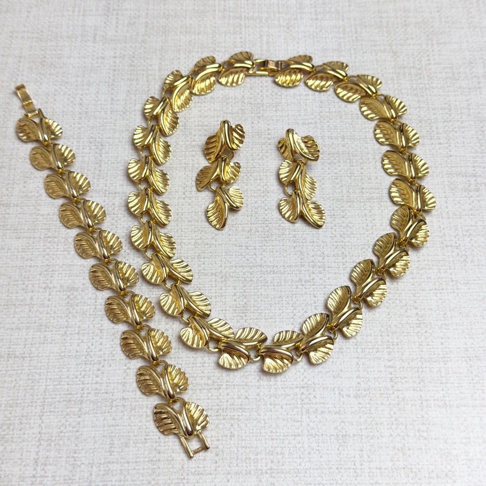 Vintage gold tone necklace bracelet earrings set